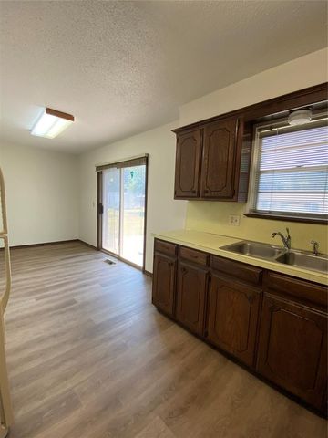 716 NW 17th Street, Moore, OK 73160
