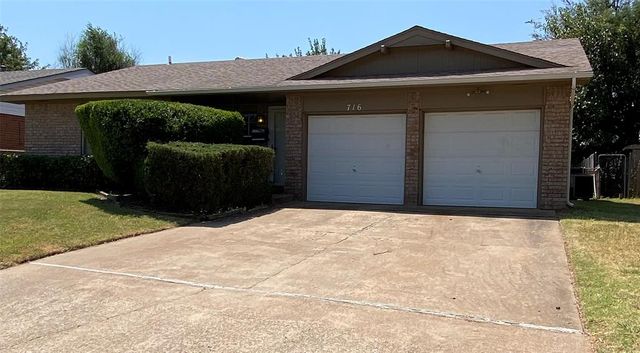 716 NW 17th Street, Moore, OK 73160