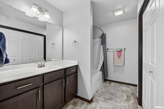 300 E Franklin St Apt 203, Eldridge, IA 52748