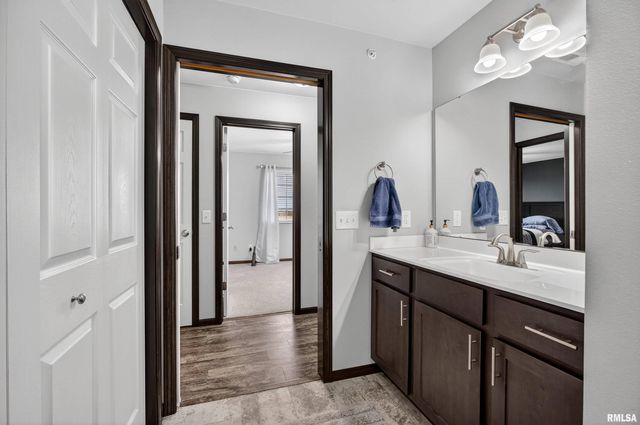 300 E Franklin St Apt 203, Eldridge, IA 52748