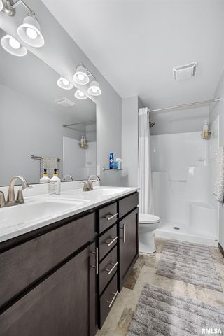 300 E Franklin St Apt 203, Eldridge, IA 52748