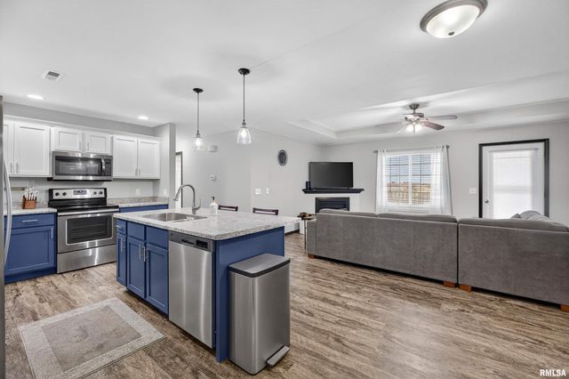 300 E Franklin St Apt 203, Eldridge, IA 52748