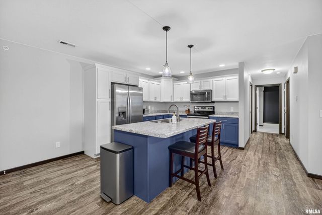 300 E Franklin St Apt 203, Eldridge, IA 52748