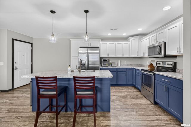 300 E Franklin St Apt 203, Eldridge, IA 52748