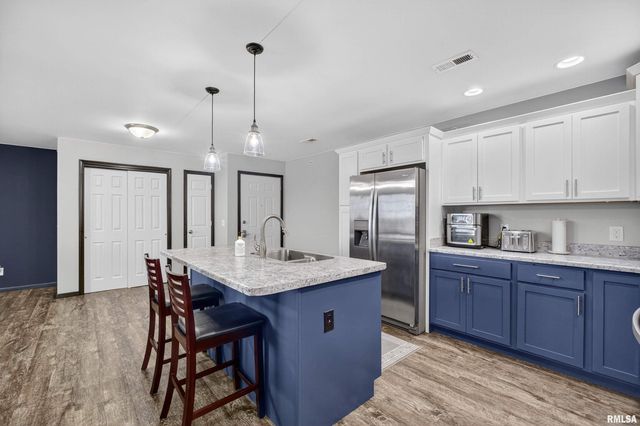 300 E Franklin St Apt 203, Eldridge, IA 52748