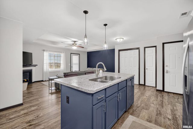 300 E Franklin St Apt 203, Eldridge, IA 52748