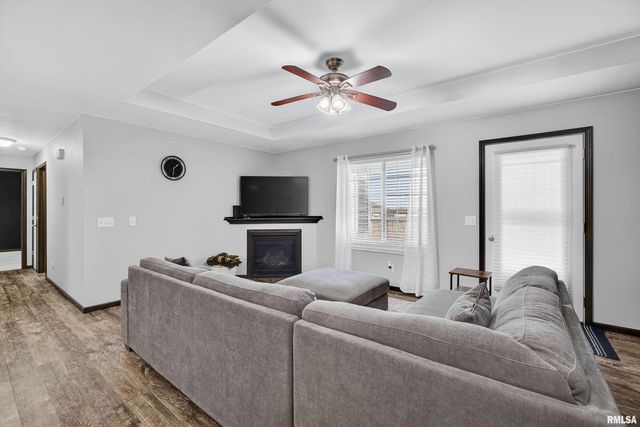 300 E Franklin St Apt 203, Eldridge, IA 52748