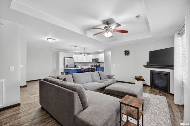 300 E Franklin St Apt 203, Eldridge, IA 52748