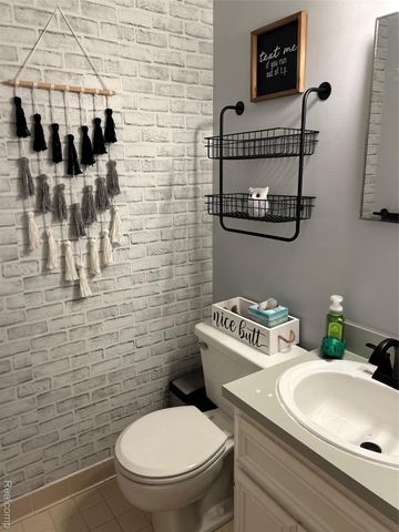 15925 N Franklin Drive 125, Clinton Charter Township, MI 48038