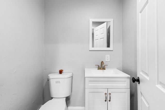 21 Dale Rd, Holbrook, MA 02343