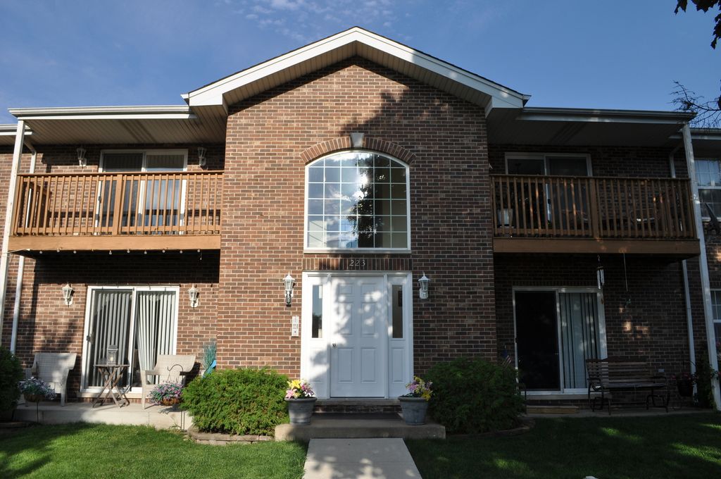 223 S Rush Street 2D, Itasca, IL 60143