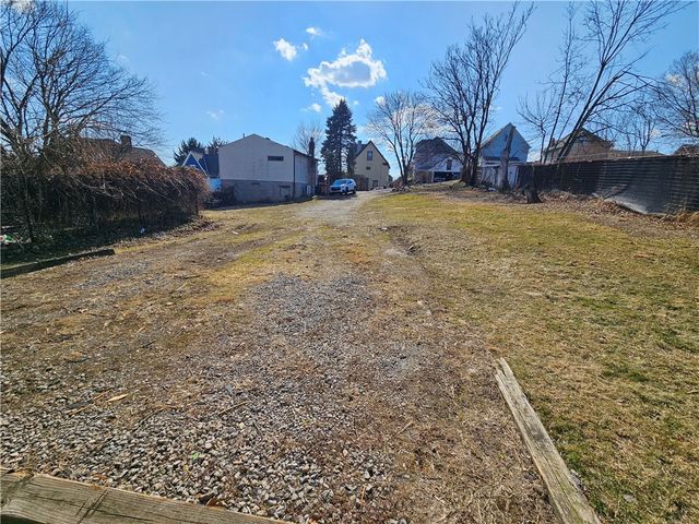 15 Warren St, Crafton, PA 15205