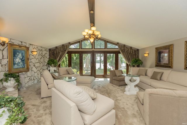 9999 Powers Drive, Newburgh, IN 47630