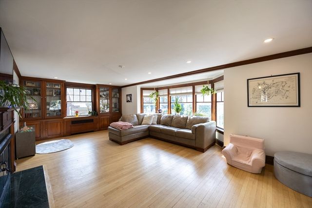 25 Brewster Rd, Framingham, MA 01702