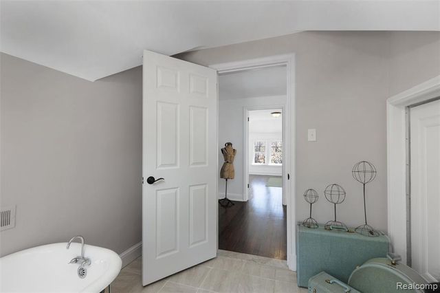 18221 Muirland Rd, Detroit, MI 48221