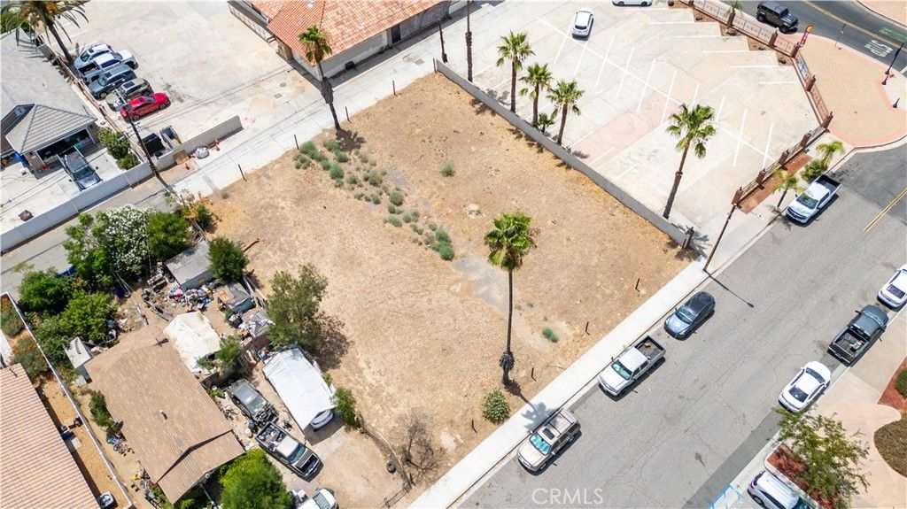 125 E 10th St, Perris, CA 92570 — photo 2
