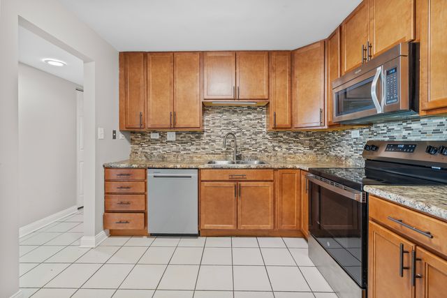 375 Plum Creek Drive 312, Wheeling, IL 60090