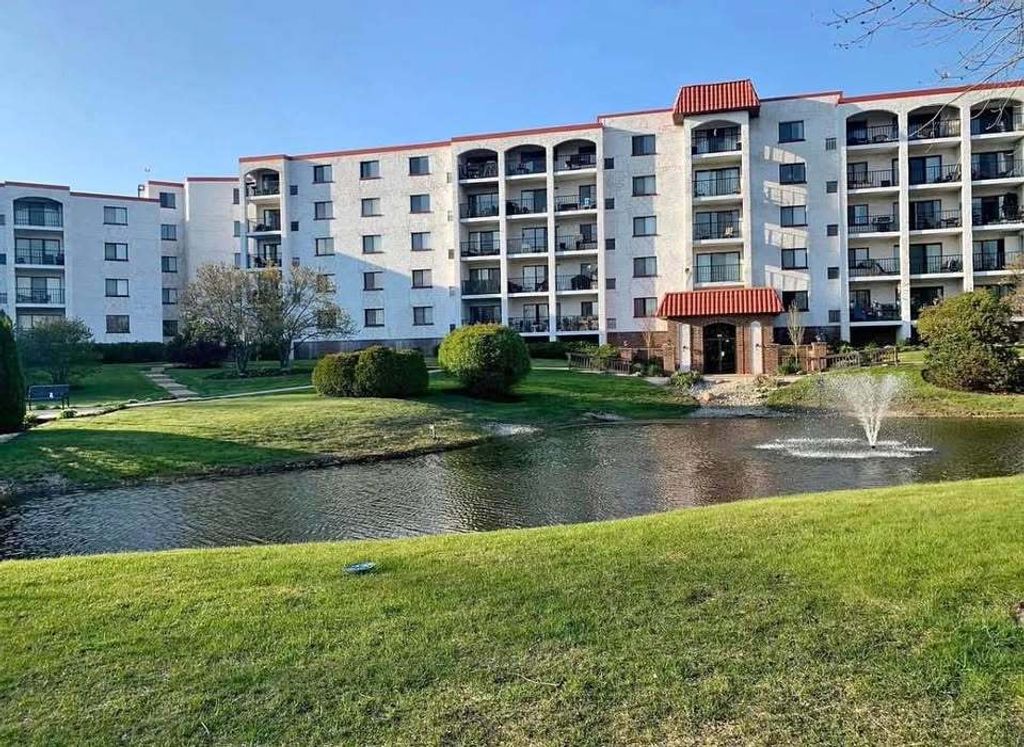 375 Plum Creek Drive 312, Wheeling, IL 60090
