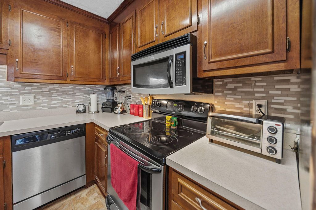 Image 10 of property listing at 1715 Greystone Boulevard 25, Mount Pleasant, SC 29464