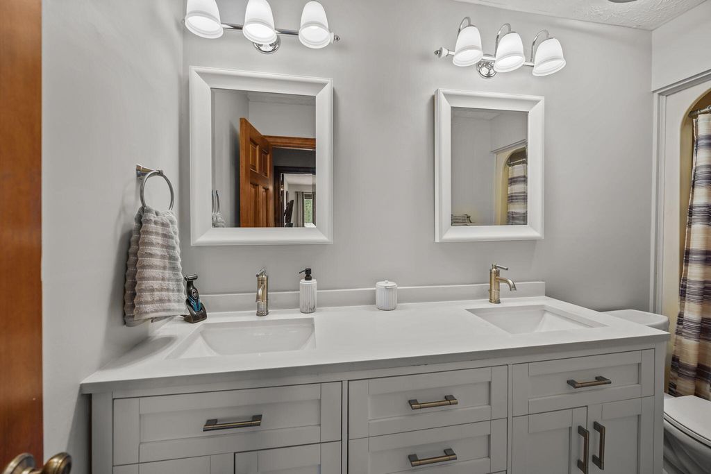 Image 15 of property listing at 1715 Greystone Boulevard 25, Mount Pleasant, SC 29464