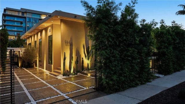8840 Ashcroft Avenue, West Hollywood, CA 90048