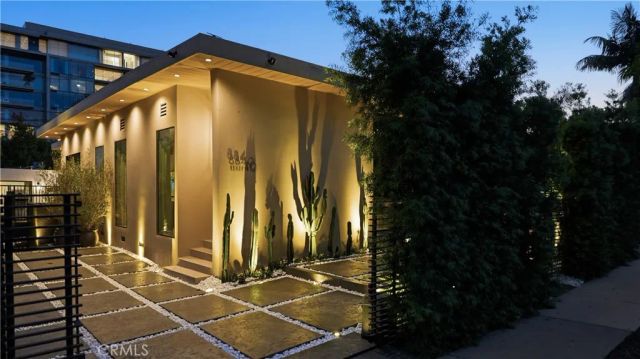 8840 Ashcroft Avenue, West Hollywood, CA 90048