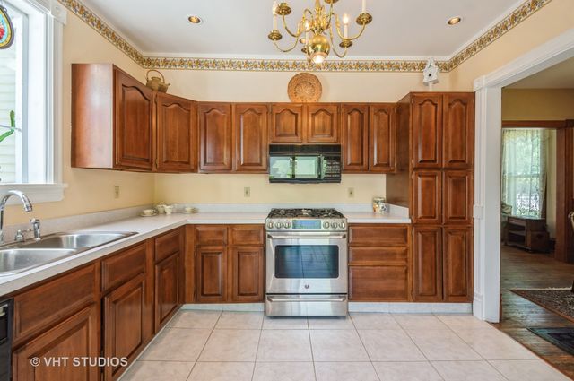 128 Forest Avenue, Riverside, IL 60546