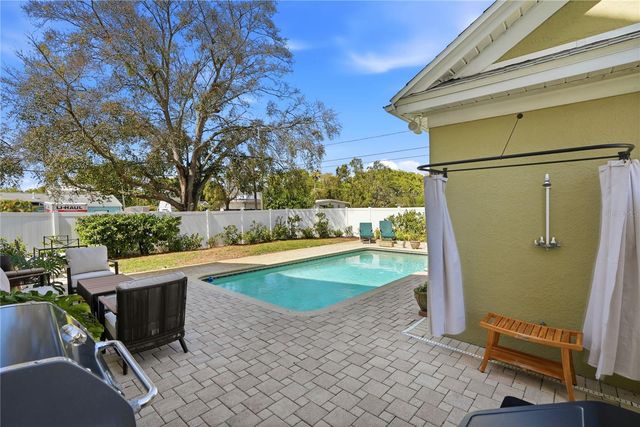 241 72ND STREET N, St Petersburg, FL 33710