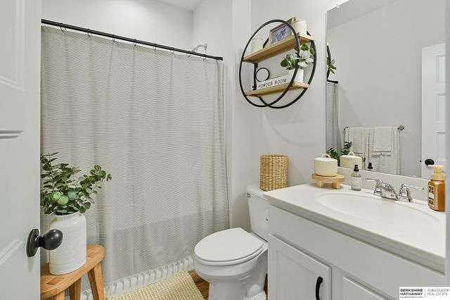 7913 S 184th Street, Omaha, NE 68136