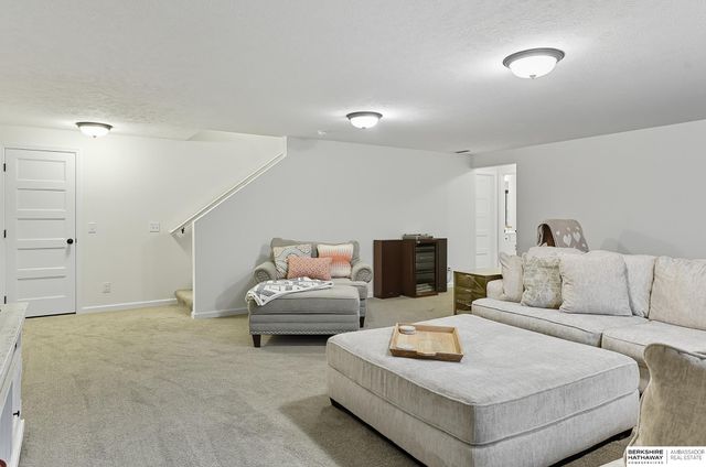 7913 S 184th Street, Omaha, NE 68136