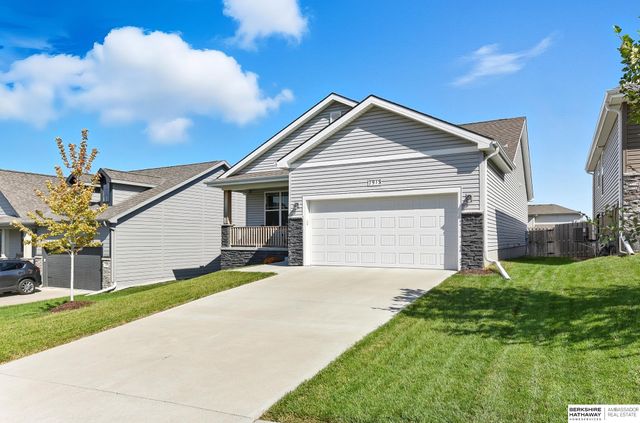 7913 S 184th Street, Omaha, NE 68136