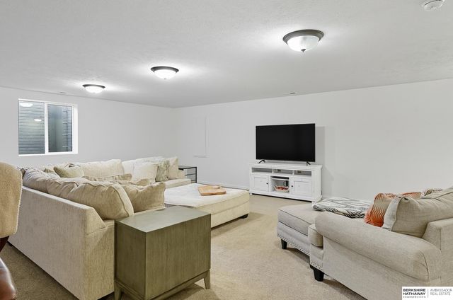 7913 S 184th Street, Omaha, NE 68136