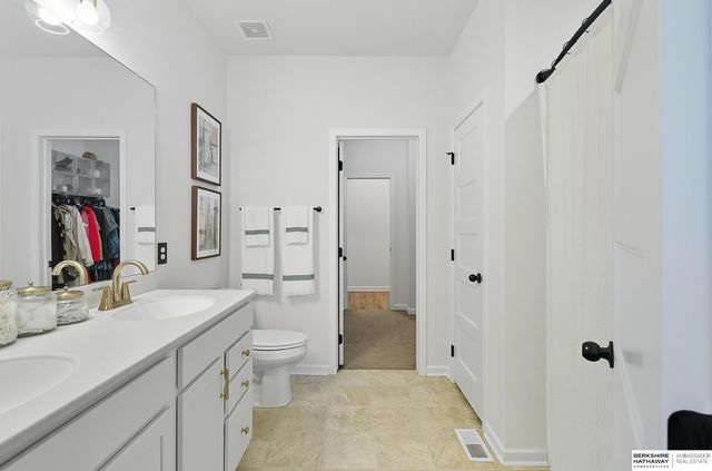 7913 S 184th Street, Omaha, NE 68136