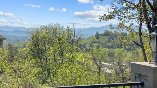 405 Maggie Mack Lane, Sevierville, TN 37862