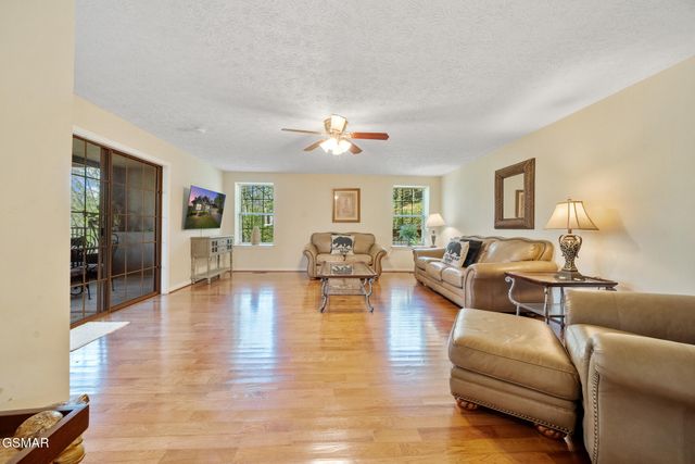 405 Maggie Mack Lane, Sevierville, TN 37862