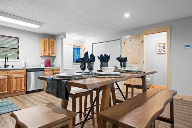 4222 Dollys Drive, Sevierville, TN 37876