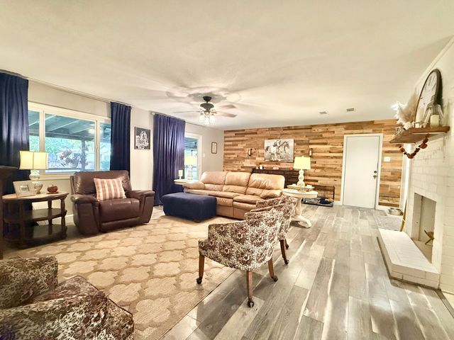 1674 W Morton Avenue, Porterville, CA 93257