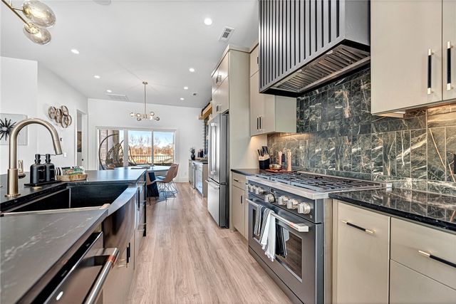 233 SE 7th Street, Bentonville, AR 72712