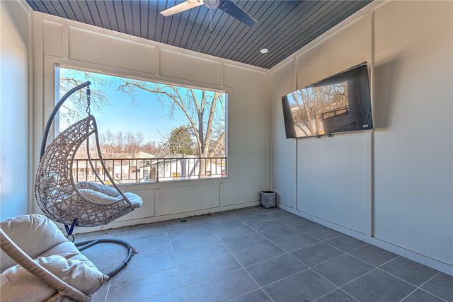 233 SE 7th Street, Bentonville, AR 72712