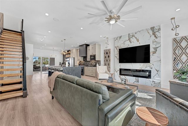 233 SE 7th Street, Bentonville, AR 72712