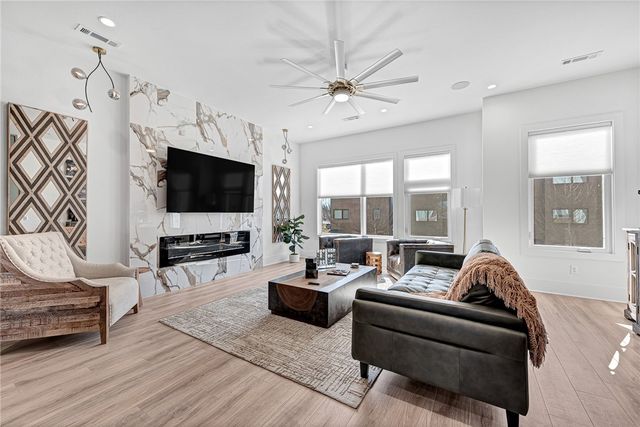 233 SE 7th Street, Bentonville, AR 72712