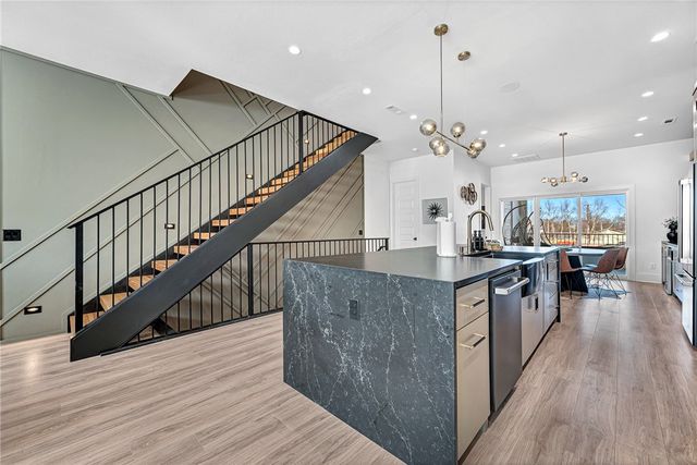 233 SE 7th Street, Bentonville, AR 72712