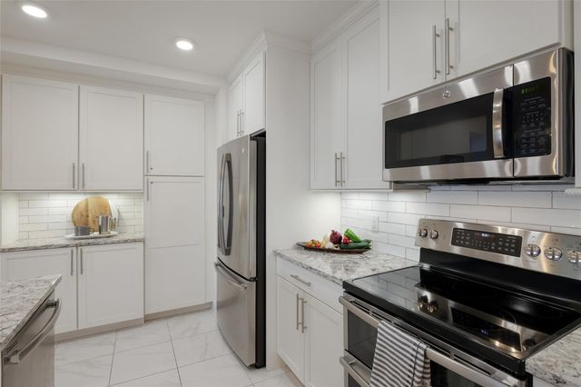 376 ARUBA CIRCLE 203, Bradenton, FL 34209