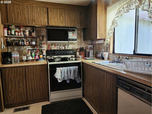 140 WOODGLEN St, Port Orford, OR 97465