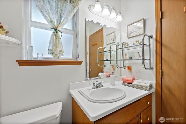 923 NW Leisure Ln, Bremerton, WA 98311