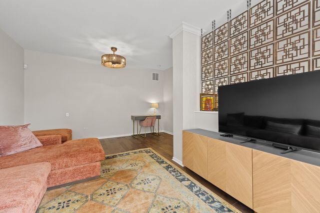 101 N Euclid Avenue 26, Oak Park, IL 60301