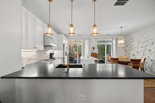 101 N Euclid Avenue 26, Oak Park, IL 60301