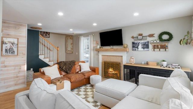 6 Bear Path Lane, Hudson, NH 03051