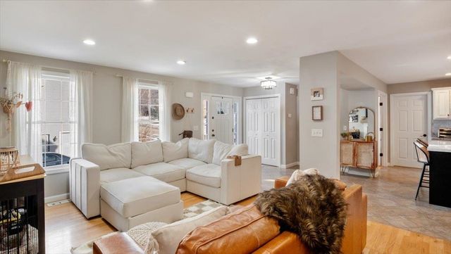 6 Bear Path Lane, Hudson, NH 03051