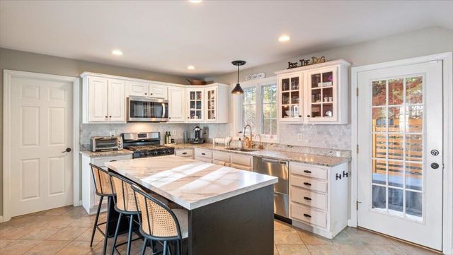 6 Bear Path Lane, Hudson, NH 03051